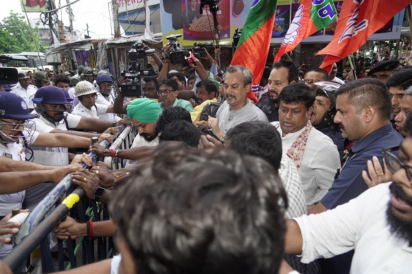 Gariahat intersection blocked, Sukanta Majumdar in prison van
