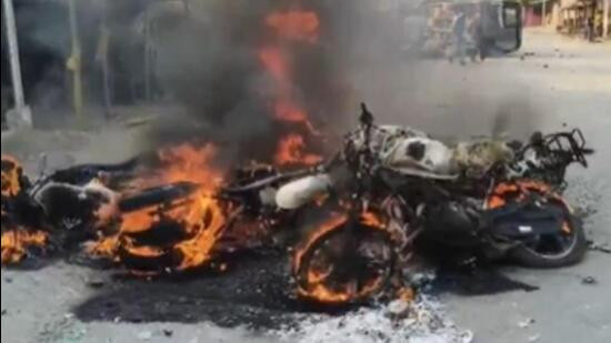 Cops injured, vehicles damaged in Maheshtala clash