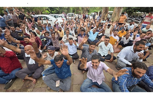PDD’s PDL/TDL workers staging protest in Jammu on Thursday