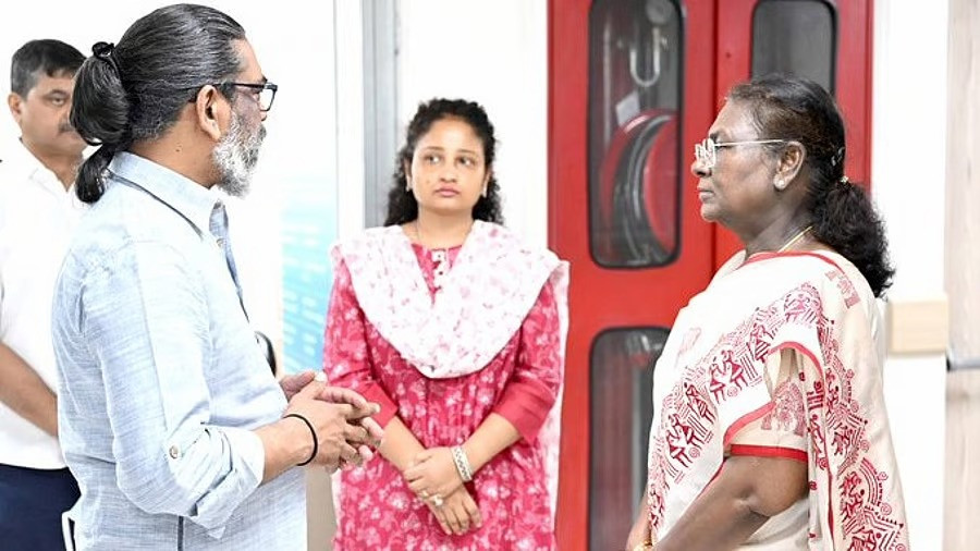 President Droupadi Murmu met Soren's son and Jharkhand Chief Minister Hemant Soren