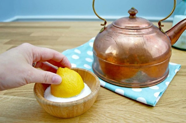 Salt to clean brass utensils
