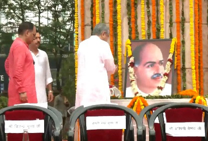 Rekha offer floral tribute