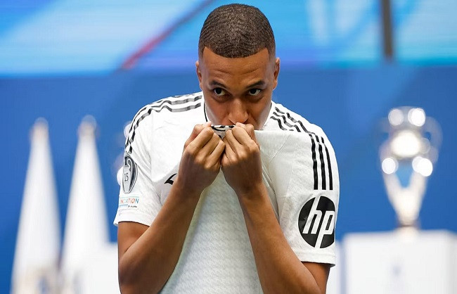 Mbappé wears Modrić jersey