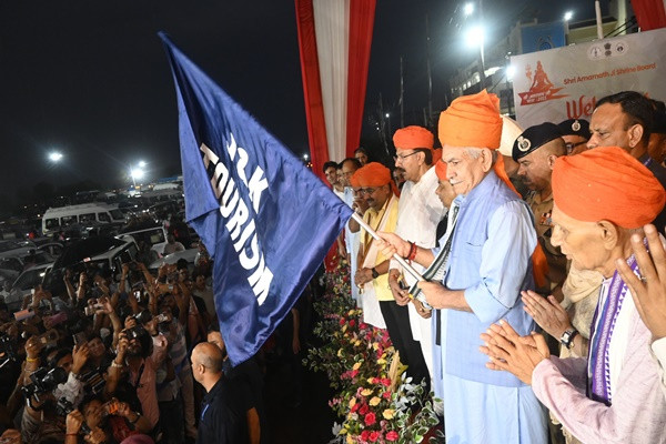 J&K Lieutenant Governor, Manoj Sinha flags off 1st batch of Amarnath Yatra pilgrims