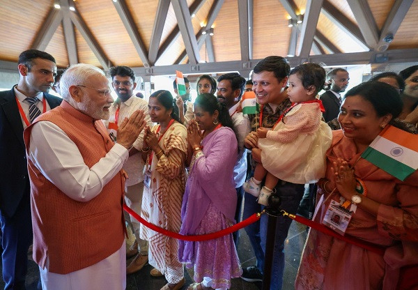 PM Modi Gets Grand Welcome by Indian Diaspora in Maldives