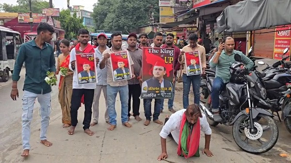 Workers perform special puja at Sankat Mochan Temple on Akhilesh Yadav's birthday