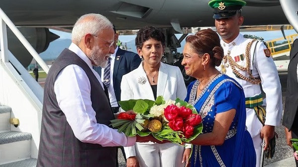 Trinidad and Tobago PM Kamla Persad-Bissessar welcomes Narendra Modi in Indian attire