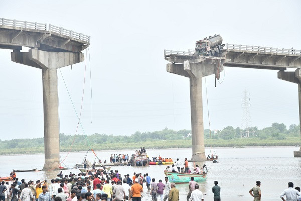 Vadodara bridge collapse