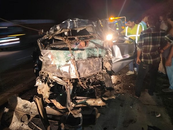 UP Mathura Yamuna Expressway Horrific road accident