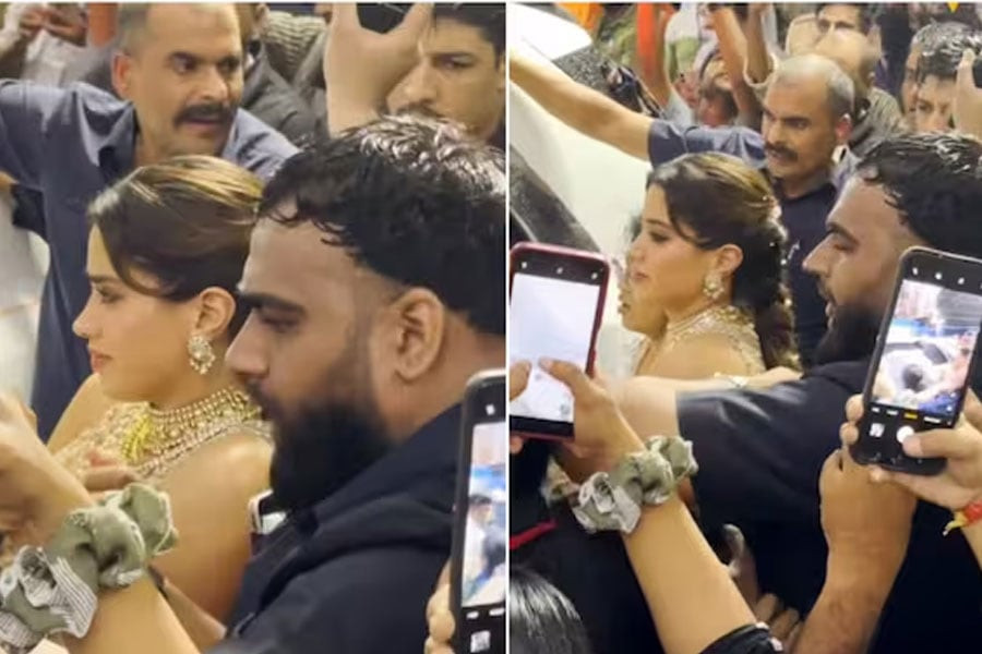 Janhvi Kapoor crowd