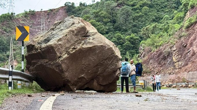 Jammu-Srinagar National Highway remains closed