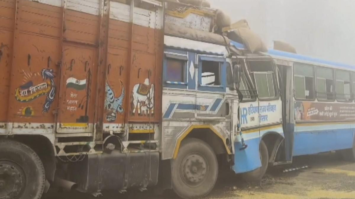 Bus-truck collision  in Jaunpur