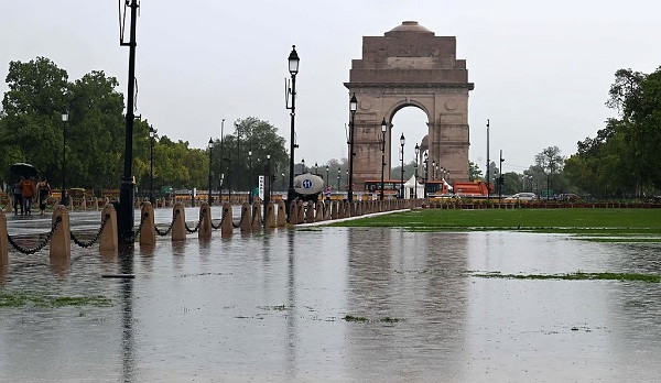 Rain lashes parts of Delhi