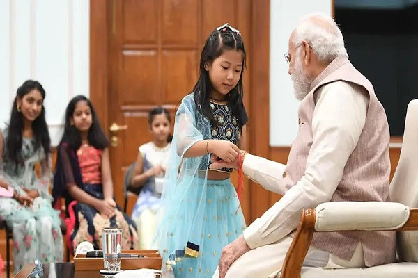 Daughters of PMO staff celebrate Raksha Bandhan with PM Modi