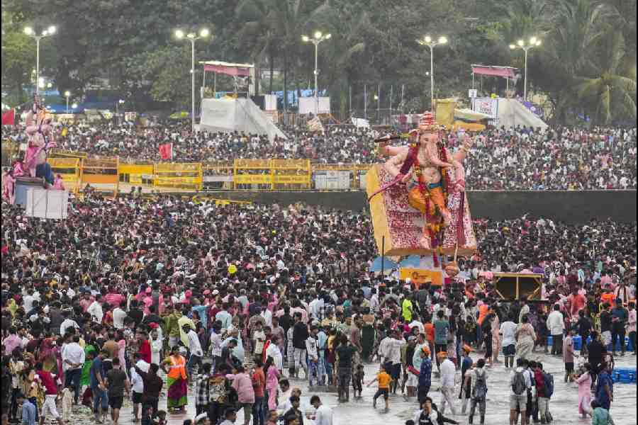 1 Dead, 5 Injured in Electrocution During Ganesh Immersion in Mumbai