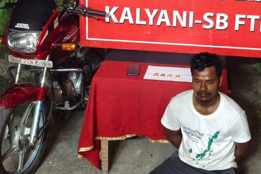 Basirhat smuggler arrested, large quantity of gold recovered