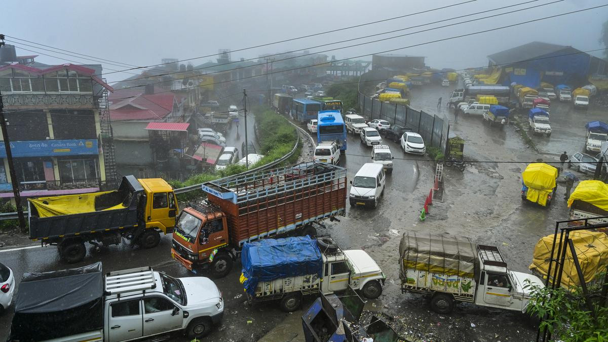 Heavy traffic movement amid rainfall in Shimla