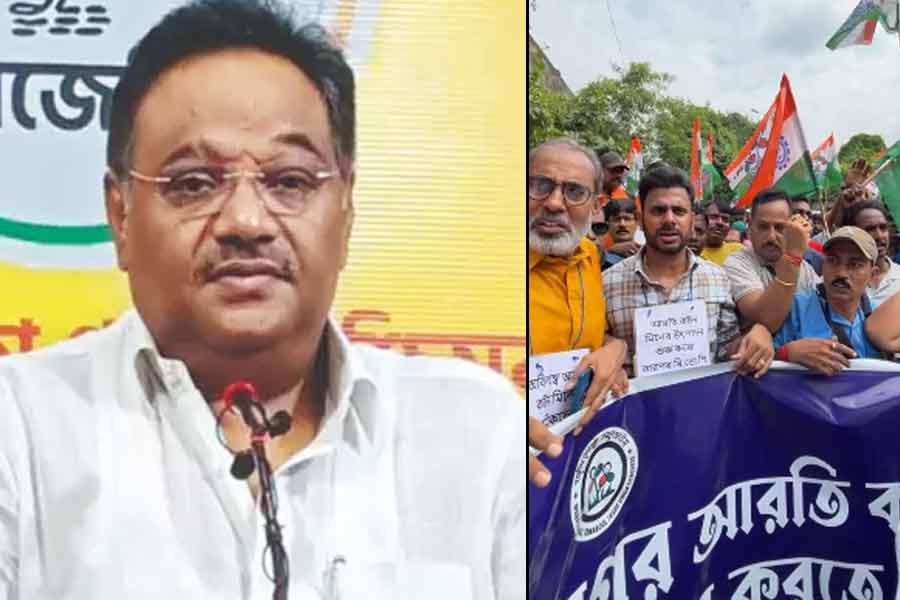 Mill workers protest in front of Samik Bhattacharya in Howrah