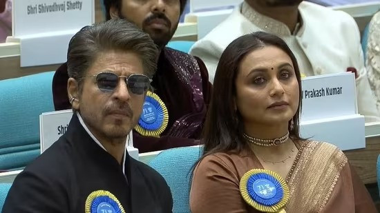 Shah Rukh Khan's tender moment with Rani Mukerji