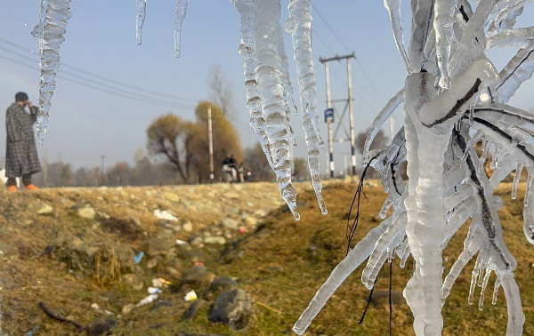Cold wave grips Kashmir valley