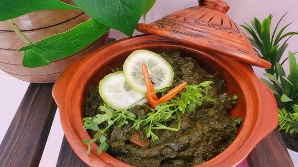 Kochu-shak with Puti fish