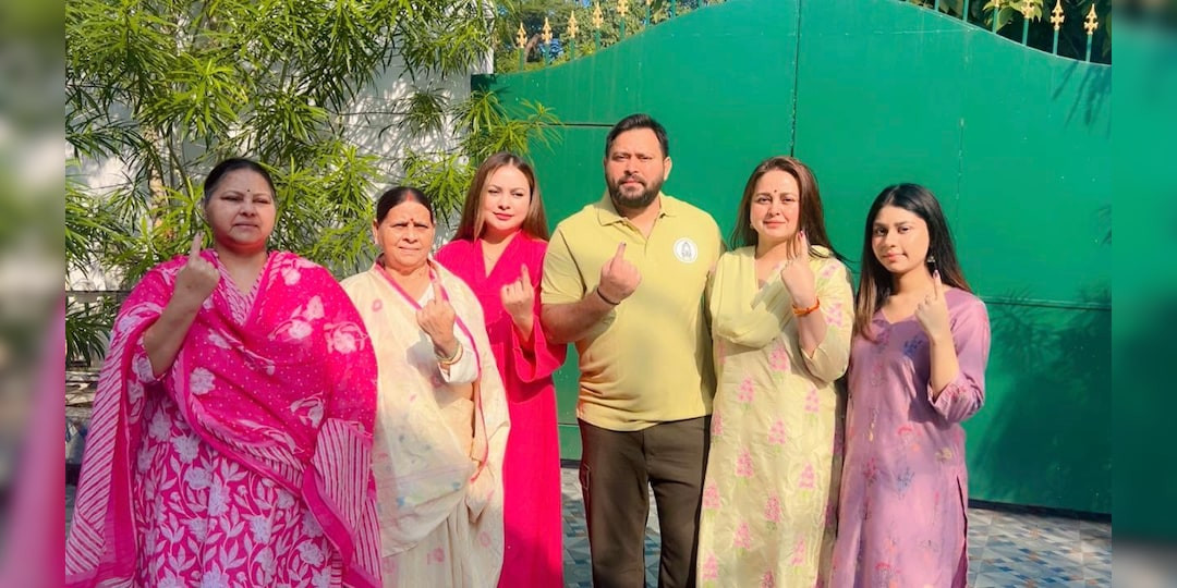 Lalu Yadav, Tejashwi Early Voters As 121 Bihar Seats Go To Polls In Phase 1