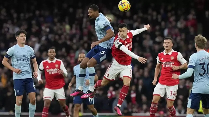 Premier League, Sunderland held Arsenal