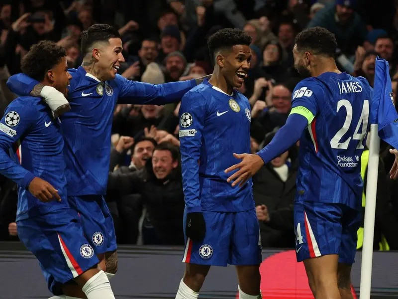 Chelsea players celebrate goal against Barcelona