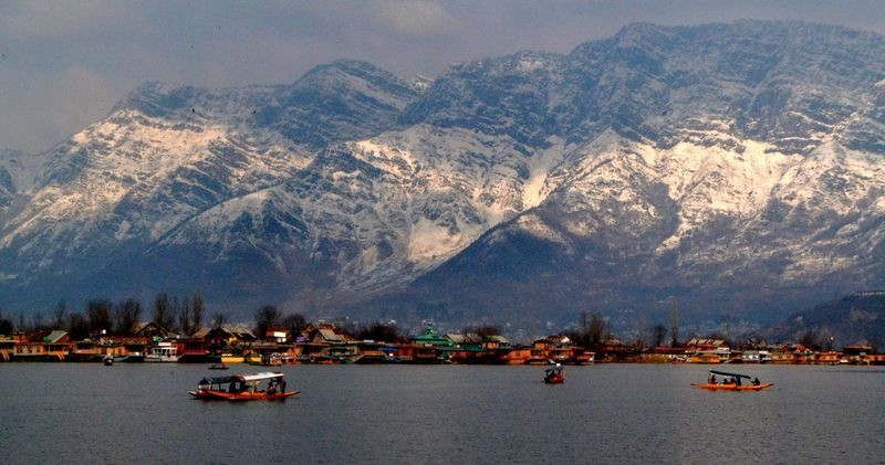 Winter grips Kashmir, Srinagar
