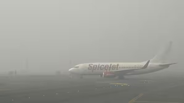 Delhi smog disrupts flights