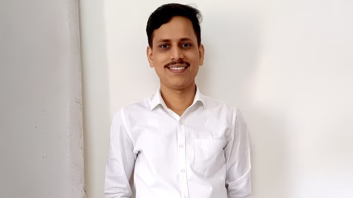 Alok Kumar Singh Stabbed on Mumbai Train