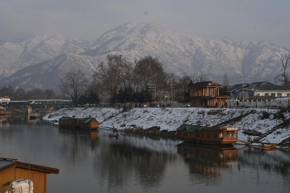 Dense fog, cold wave grip Kashmir and Uttarakhand