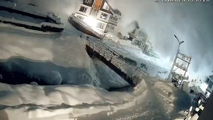 Avalanche hit the tourist resort of Sonamarg