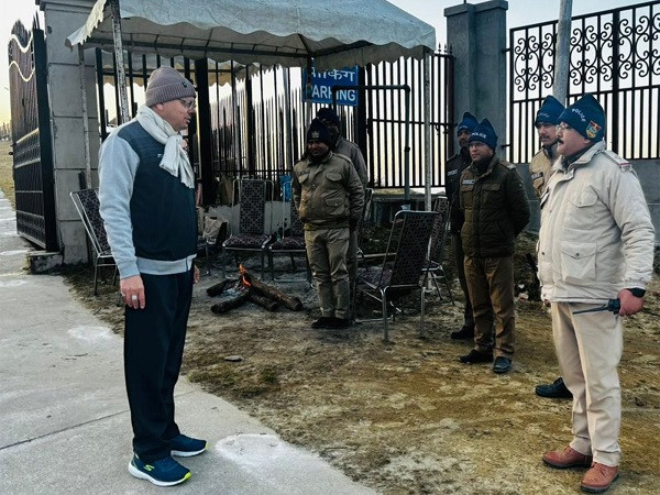 CM Dhami meets sanitation workers, police staff