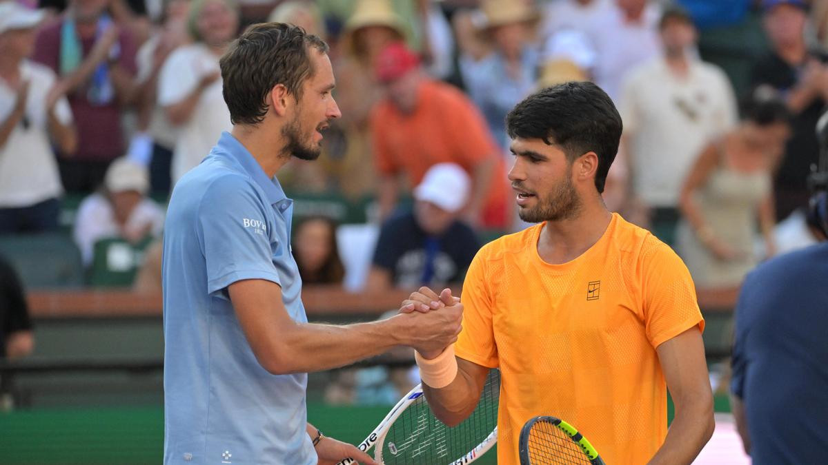 Daniil Medvedev shakes hands with Carlos Alcaraz