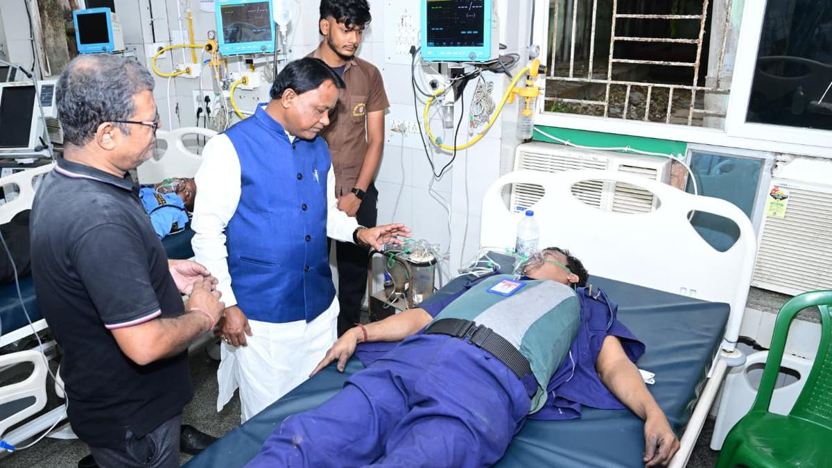 Odisha CM Mohan Majhi speaks to patient who escaped the fire at the SCB College and Hospital