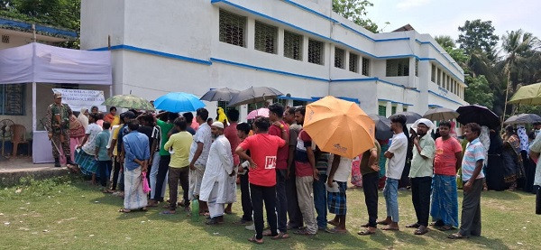 Long queues of voters at multiple booths in South Uluberia.