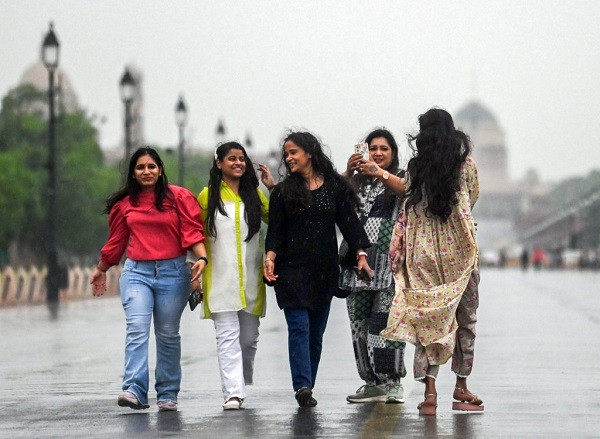 Light Rain Brings Relief from Heat in Delhi