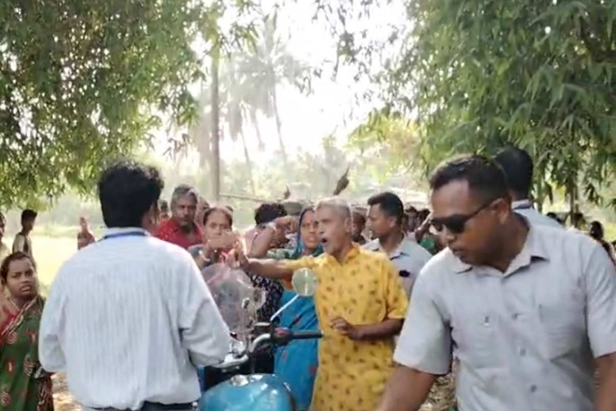 'Thief' Slogans Raised Against Trinamool Candidate in Moyna