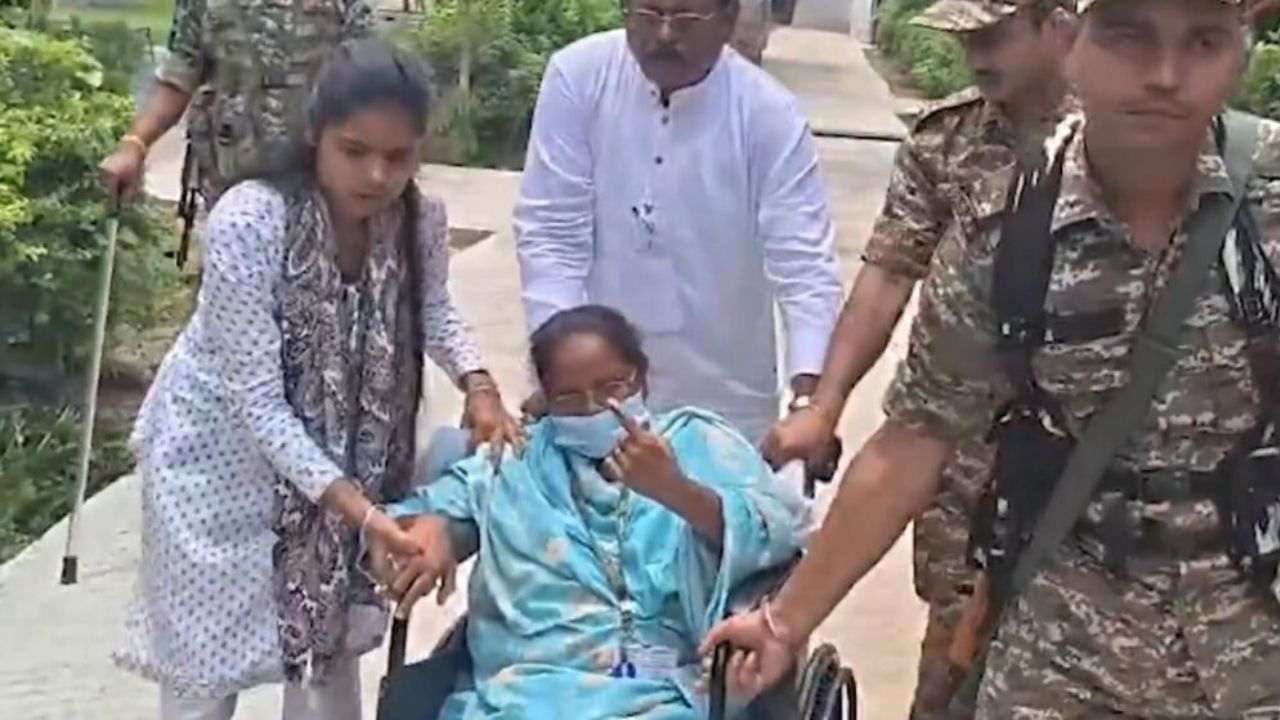 MP Mitali casts her vote