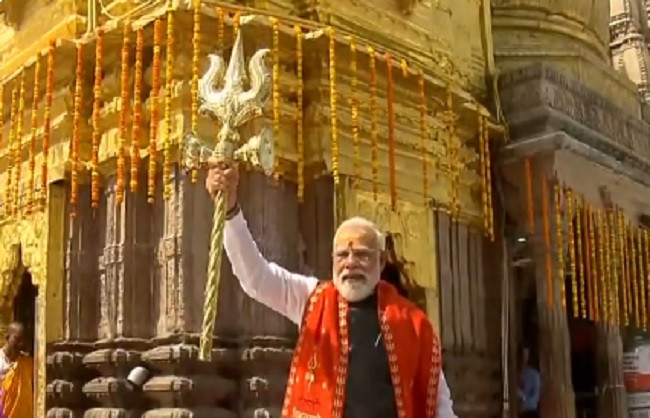 Prime Minister Modi offers prayers at the Kashi Vishwanath Temple.