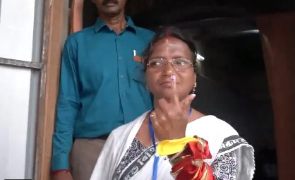 Abhaya's parents cast their votes in Panihati