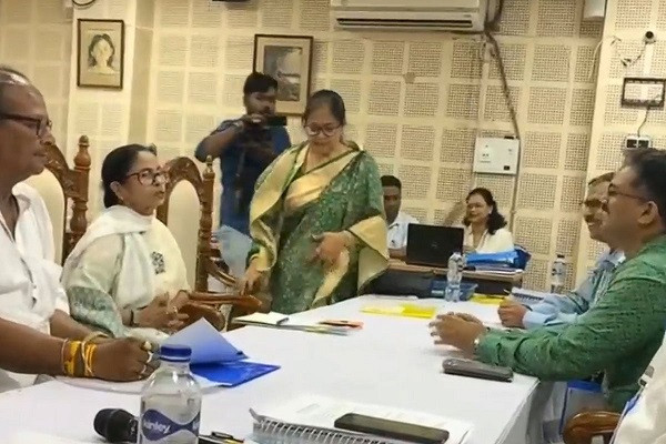 মনোনয়ন পেশ করলেন মমতা বন্দ্য়োপাধ্যায়।