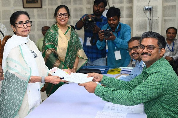 বুধবার সার্ভে বিল্ডিং চত্বরে মমতা বন্দ্যোপাধ্যায়।