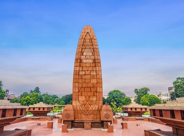 PM Modi pay tribute to Jallianwala Bagh martyrs