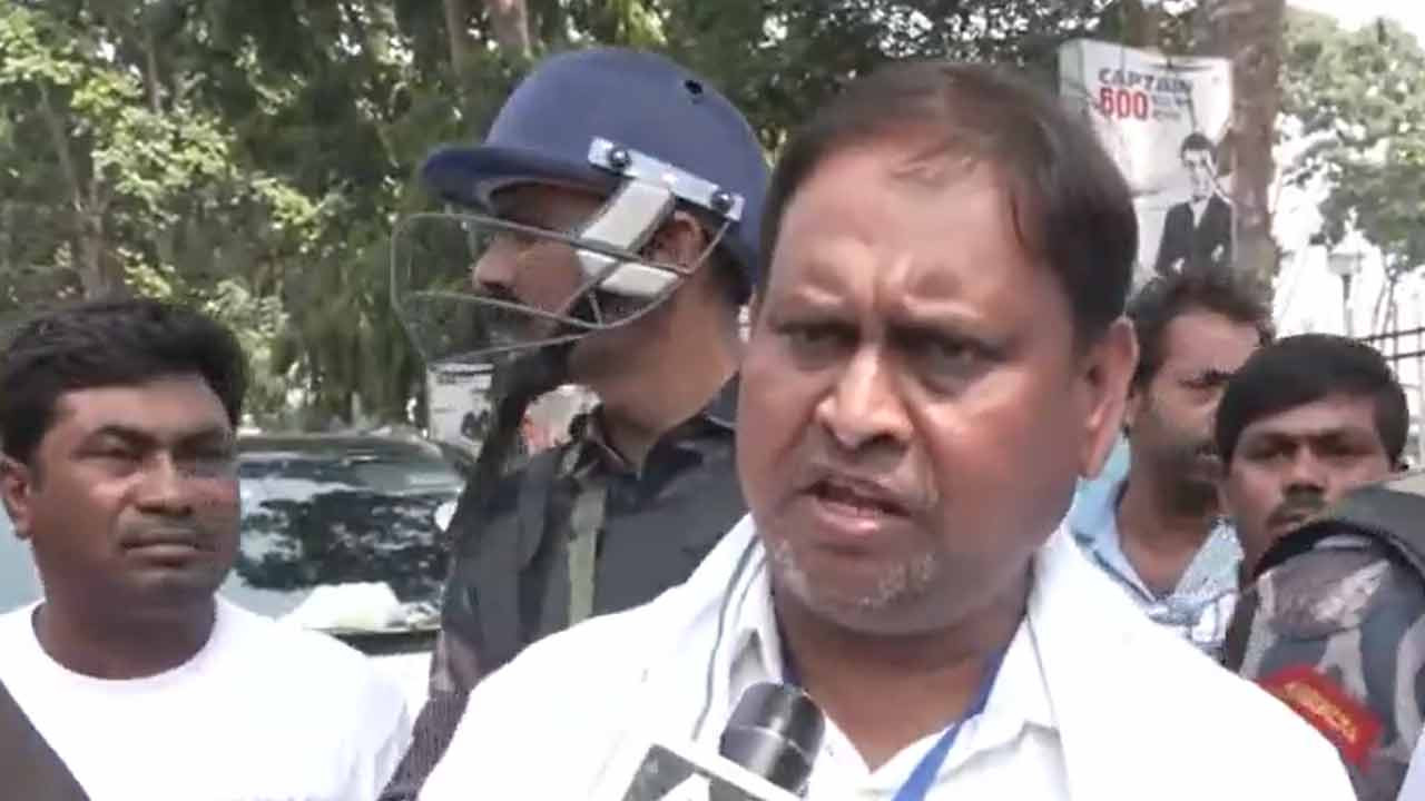 তুমুল বিক্ষোভের মুখে হুমায়ুন কবীর।