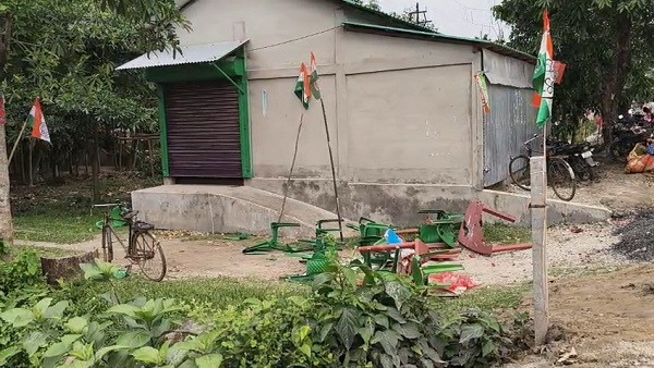 Tension Erupts in Tufanganj Amid Allegations of Booth Jamming