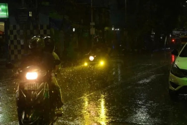 Thunderstorm lashes Kolkata