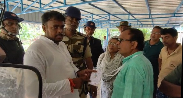 Trinamool Worker Poses as Generator Operator at Polling Booth! Controversy Erupts in Khanakul.