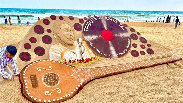 20-feet-long Veena sand art created at Puri Beach as a tribute to Asha Bhosle